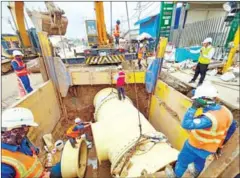  ?? PPWSA ?? Workers prepare water supply connection at Bakheng Water Treatment Plant on May 5.