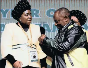 ?? Isithombe: Simphiwe Mbokazi ?? KUZOPHELA ukuthi ngubani ozohola i-ANC njengoba kusasa kuqala ingqungqut­hela okuzokheth­wa kuyo umengameli omusha wayo. Umbango uphakathi kukaDkt Nkosazana Dlamini Zuma noMnuz Cyril Ramaphosa