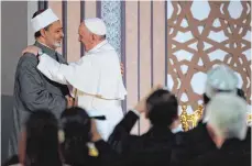  ?? FOTO: DPA ?? Der Papst und der Großimam: Franziskus grüßt Ahmed Mohammed alTajjib, das Oberhaupt der al-Azhar-Universitä­t.