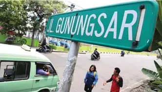  ?? DITE SURENDRA/JAWA POS ?? MINTA TAK DIUBAH: Warga melintas di Jl Gunungsari. Pemprov akan mengubah nama jalan itu menjadi Jl Prabu Siliwangi.