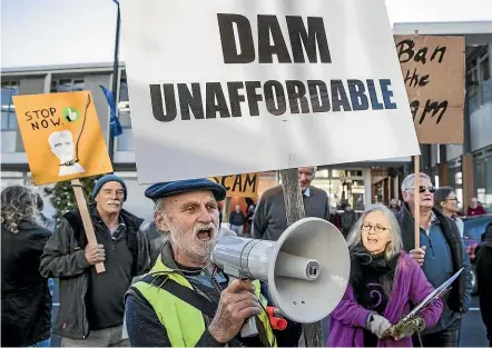  ?? BRADEN FASTIER/STUFF ?? Lewis Solomon speaks against the proposed Waimea dam project during yesterday’s protest.