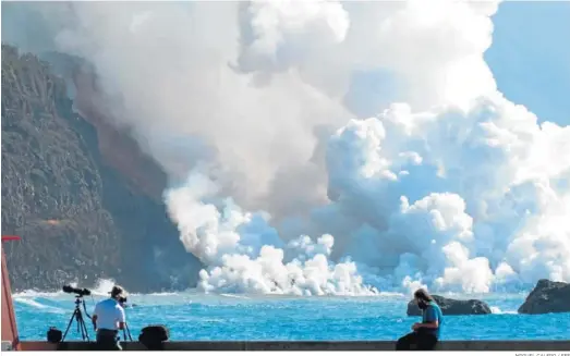  ?? MIGUEL CALERO / EFE ?? Una nueva colada del volcán de Cumbre Vieja llegó ayer al mar por el litoral del municipio de Tazacorte.