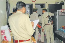  ?? SAKIB ALI/ HT ?? ■ Police inside the Indirapura­m house of software engineer Sumit Kumar on Sunday.