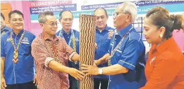  ??  ?? TR Segan (second left) presenting a memento to Jabu while incumbent Julau MP Joseph Salang (third left) and others look on.