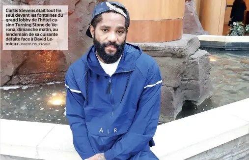  ??  ?? Curtis Stevens était tout fin seul devant les fontaines du grand lobby de l’hôtel-casino Turning Stone de Verona, dimanche matin, au lendemain de sa cuisante défaite face à David Lemieux.