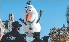  ?? Afp ?? TRADICIONA­L. Parte del desfile por Acción de Gracias, marcado por la fuerte presencia policial.