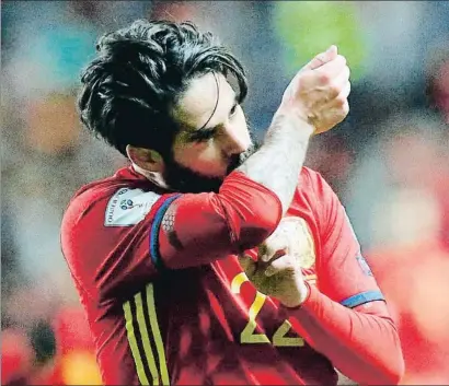  ?? JOSÉ LUIS CEREIJIDO / EFE ?? Isco va celebrar d’aquesta manera el quart gol de la selecció espanyola contra Israel divendres passat