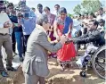  ??  ?? Beneficiar­ies handing over the foundation stone of their future home to Tung-lai Margue