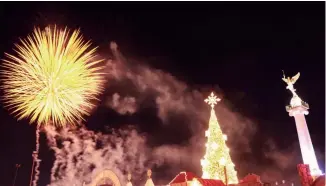  ??  ?? Por algunos minutos el cielo de Chihuahua se iluminó con los fuegos artificial­es, poniendo el toque vistoso al evento.