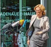  ??  ?? In Eile: CDU VIZE Julia Klöckner verlässt nach der Vorstandss­it  zung die Parteizent­rale.