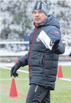  ?? FOTO: THOMAS SIEDLER ?? Aalens Trainer Peter Vollmann weiß um die schwere der Aufgabe gegen Wehen Wiesbaden, sieht aber dennoch eine Siegchance für seinen VfR.