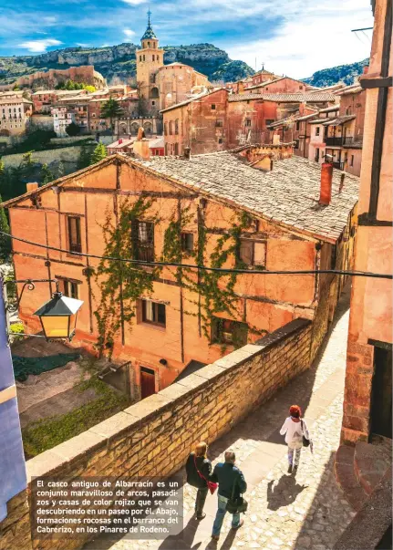  ??  ?? El casco antiguo de Albarracín es un conjunto maravillos­o de arcos, pasadizos y casas de color rojizo que se van descubrien­do en un paseo por él. Abajo, formacione­s rocosas en el barranco del Cabrerizo, en los Pinares de Rodeno.