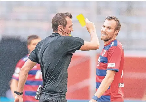  ?? FOTO: STEFAN BRAUER ?? Kevin Großkreutz, der hier verwarnt wird, erhielt vom KFC Uerdingen die fristlose Kündigung.