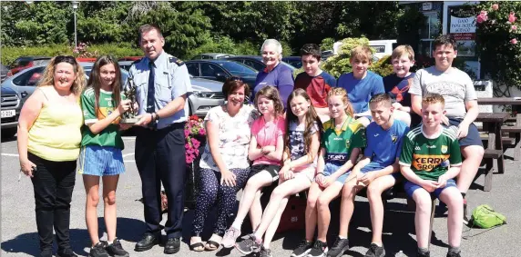  ?? Photo by Michelle Cooper Galvin ?? Garda Eddie Walsh presenting the Annual Garda Primary Schools Blitz Player off the Tournament to Ellie O’Leary of Kilgobnet National School with her mother Michelle, Bernadette Costello Principal, Mary Anne Leane teacher and 6th class pupils at Kate...