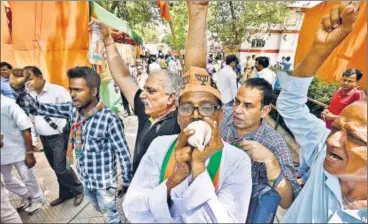  ?? RAJ K RAJ/HT PHOTO ?? BJP workers celebrate the party’s victory in the municipal elections outside their office on Pandit Pant Marg.