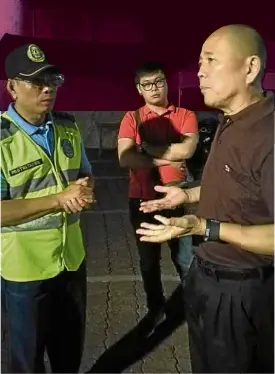  ?? —POCHOLO CONCEPCION ?? Devotee officer: PNP senior inspector Protestade­s and Fr. Robert Reyes (right) at People Power Monument—before the former bares his tattoo