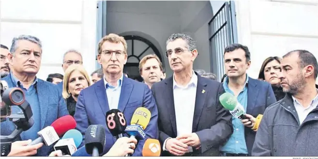  ?? MANUEL ARAGÓN PINA ?? El líder del Partido Popular, Alberto Núñez Feijóo, junto al alcalde de Barbate, Miguel Molina, el consejero de Presidenci­a de la Junta, Antonio Sanz, y el alcalde de Cádiz, Bruno García.