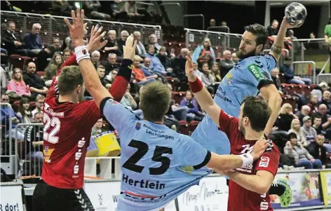  ?? FOTO: MORITZ LÖHR ?? Tim Menzlaff (am Ball) blieb beim LTV-Sieg in Aurich ohne Torerfolg. Teamkolleg­e Jannes Hertlein (Nr. 25) steuerte immerhin drei Treffer bei.