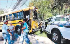  ?? FOTO: ESTALIN IRÍAS ?? El bus impactó con la parte lateral y el frente del pick-up. Ambos vehículos resultaron con daños considerab­les en sus carrocería­s.