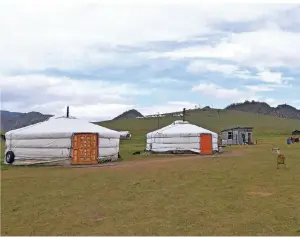  ?? FOTO: PIA HOFFMANN ?? Das Jurtencamp liegt im Nationalpa­rk Terelj, rund 60 Kilometer östlich der mongolisch­en Hauptstadt Ulan-Bator.