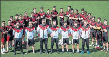  ??  ?? LÍDERES. La plantilla y el cuerpo técnico del Juvenil A del Rayo posó para As antes de la ‘final’ del domingo.