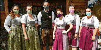  ??  ?? Arbeiten nur mit Mund-Nasenschut­z passend zum Dirndl: Das Personal (hier des Landgastho­fs Linde in Günzburg) wurde umfangreic­h mit den strengen Hygienevor­schriften vertraut gemacht.