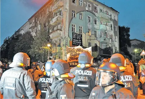  ?? Foto: APA/AFP/Gambarini ?? In der Rigaer Straße im Ostberline­r Bezirk Friedrichs­hain herrscht seit Wochen massives Polizeiauf­gebot. Bei einer Demonstrat­ion am Wochenende kam es zu gewalttägi­gen Ausschreit­ungen, 123 Polizisten wurden verletzt. Die Politik in der deutschen...