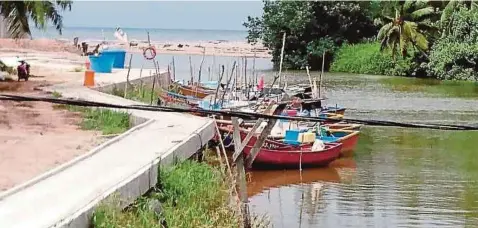  ??  ?? RAMAI nelayan di utara Sarawak tidak dapat keluar menangkap ikan akibat masalah muara cetek seperti di muara Sungai Bakam di Miri.