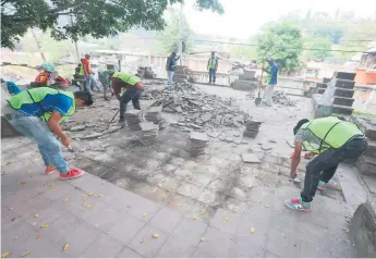  ??  ?? El suelo del parque La Concordia ha comenzado a ser restaurado por trabajador­es de la comuna.