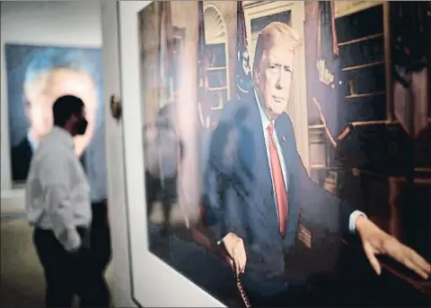  ?? WIN MCNAMEE / AFP ?? Hombres fuertes Un retrato de Donald Trump en la National Gallery de Washington y un mural de Vladímir Putin en la región de Moscú