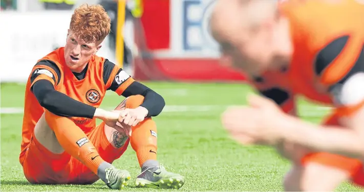  ?? Picture: SNS. ?? Simon Murray and Willo Flood look on in disbelief after Hamilton denied United a place in next season’s Ladbrokes Premiershi­p with a 1-0 second leg victory.