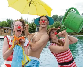  ?? Fotos: Siegfried P. Rupprecht ?? Die drei Akteure vom Theater Eukitea erhielten beim Sommerfest im Naturfreib­ad Fischach für ihre Slapstick Einlagen vom Pu blikum viel Beifall.