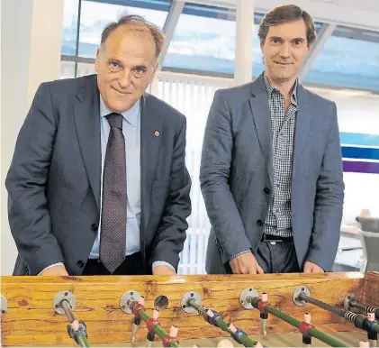  ?? MARTÍN BONETTO ?? Metegol. Javier Tebas, presidente de la liga española, y Mariano Elizondo, de la Superliga.