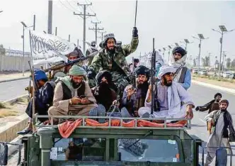  ?? EFE ?? Fuerzas talibanes celebran la retirada de los militares estadounid­enses en Kandahar, Afganistán.