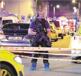  ?? Foto: AP ?? Krátce po útoku Ozbrojený policista hlídkuje na londýnské ulici Seven Sisters krátce poté, co tam dodávkou najel muž do davu muslimů, kteří vycházeli z nedaleké velké mešity.