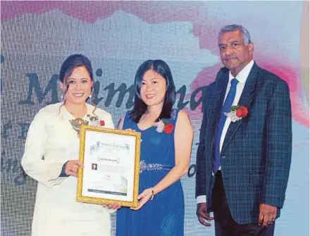  ??  ?? AmInvestme­nt Bank Bhd chief executive officer Raja Teh Maimunah Raja Abdul Aziz (left) receiving the Women Icon Malaysia 2017 award from Asia Success Inc Branding Magazine editor in chief Jessica Tong. With them is Ramsay Sime Darby Health Care Sdn Bhd...