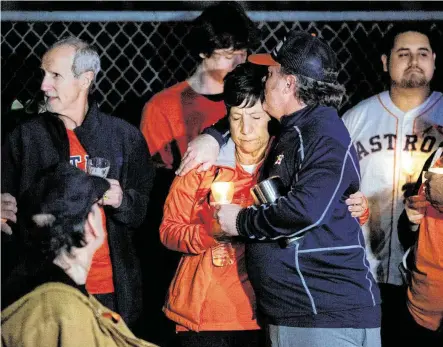  ?? Marie D. De Jesús / Staff photograph­er ?? Relatives of Carolee Taylor embrace during a vigil Friday at Cleveland Park. During the event, her family asked others in the community to help find Albert Simon, her ex-boyfriend who is charged with murder in Taylor’s death.