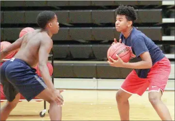  ?? MARK BUFFALO/RIVER VALLEY & OZARK EDITION ?? Maumelle senior Terrell Curtis, left, guards sophomore teammate Jerren Jones during practice.