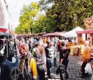  ?? Foto: Ruth Plössel ?? Stände, so weit das Auge reicht: Ab Karsamstag kann 16 Tage lang über Augsburgs längste Einkaufsst­recke, die Dult, geschlende­rt werden.