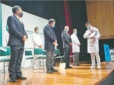  ?? /CORTESÍA IMSS ?? El director del IMSS encabezó la ceremonia de graduación de médicos residentes