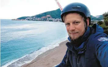  ?? Foto: Daniel Köhn ?? Daniel Köhn aus Westerring­en fuhr mit dem Fahrrad 16 000 Kilometer bis nach Hongkong – vom Mittelmeer­strand in Kroatien bis zur Pazifikküs­te in Hongkong.