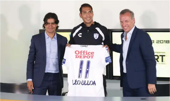  ?? JORGE SÁNCHEZ ?? La directiva del Club Pachuca presentó a su nuevo refuerzo, Leonardo Ulloa, quien buscará mejorar el rumbo del equipo en el Apertura 2018.