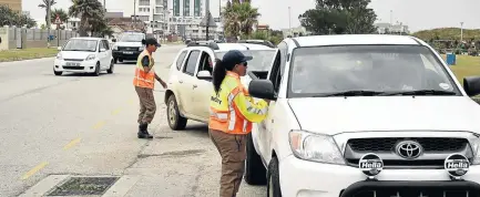  ?? / EUGENE COETZEE ?? A metro officer, who did not want to be named, says the road blocks are targeting motorists who owe traffic fines. Speed cameras have also been resuscitat­ed on the freeways.
