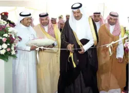  ??  ?? األمير فيصل بن سلمان مفتتحًا معرض كتاب الجامعة اإلسالمية بالمدينة أمس. (عكاظ)