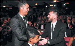  ?? FOTOS: AP/AFP ?? Cristiano Ronaldo y Lionel Messi en un cariñoso saludo en la gala de Londres.