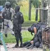  ??  ?? EL DESPLIEGUE. Policías armados para el combate junto a efectivos técnicos y personal de UTE y OSE participar­on de los allanamien­tos que se realizaron ayer en San Carlos, Maldonado.