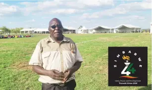  ?? ?? Murambinda A Primary School head Mr Collen Mumbijo stresses a point on preparatio­ns for the Independen­ce celebratio­ns at the Murambinda B High School grounds where the Commemorat­ions will be held on Thursday.