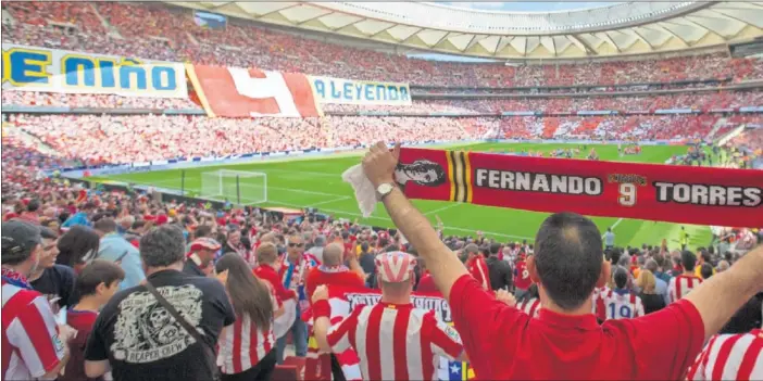  ??  ?? LLENAZO. La afición del Atlético llenó el Wanda Metropolit­ano para sumarse a la fiesta rojiblanca. Durante todo el año la hinchada pobló las gradas del nuevo estadio.