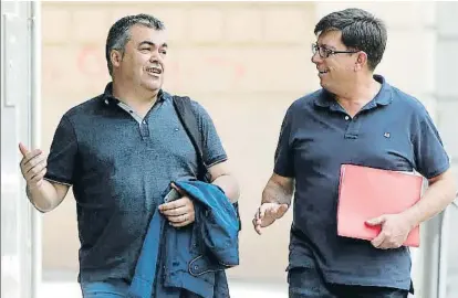  ?? JUAN CARLOS HIDALGO / EFE ?? Santos Cerdán (izquierda) y Francisco Salazar (derecha), miembros del equipo de Pedro Sánchez