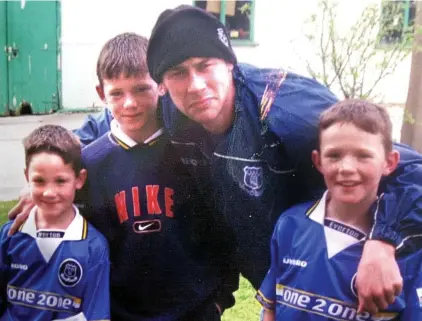  ?? LIVERPOOL ECHO ?? True Blue: Ferguson with Wayne Rooney (second left) and his brothers John and Graham in 1997